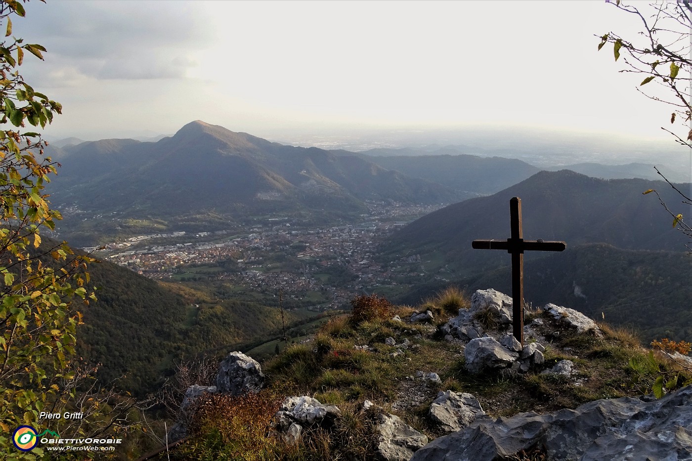 50 Alla sottostante croce lignea con vista sulla Val Seriana e Misma.JPG